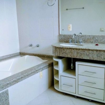 Casa Residencial com 286m², 3 quartos, 3 suítes, 2 garagens, no bairro Jurerê em Florianópolis