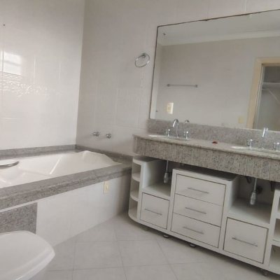 Casa Residencial com 286m², 3 quartos, 3 suítes, 2 garagens, no bairro Jurerê em Florianópolis