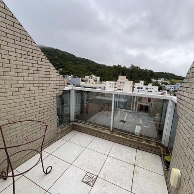 Cobertura com 116m², 3 quartos, 3 suítes, 2 garagens, no bairro Trindade em Florianópolis
