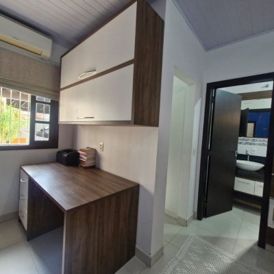 Casa Residencial com 90m², 3 quartos, 1 suíte, 2 garagens, no bairro São João Do Rio Vermelho em Florianópolis