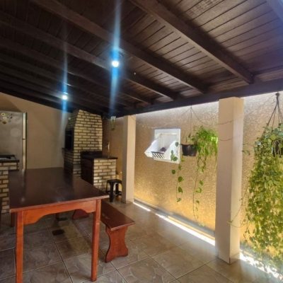 Casa Residencial com 90m², 3 quartos, 1 suíte, 2 garagens, no bairro São João Do Rio Vermelho em Florianópolis