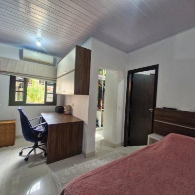 Casa Residencial com 90m², 3 quartos, 1 suíte, 2 garagens, no bairro São João Do Rio Vermelho em Florianópolis