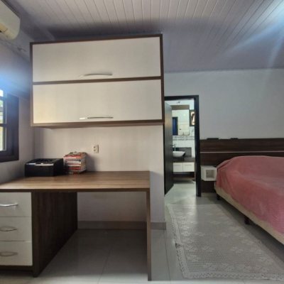 Casa Residencial com 90m², 3 quartos, 1 suíte, 2 garagens, no bairro São João Do Rio Vermelho em Florianópolis