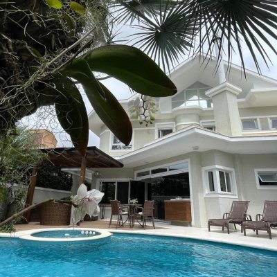 Casa Residencial com 416m², 5 quartos (sendo 5 suítes), 6 garagens, no bairro Jurerê Internacional em Florianópolis