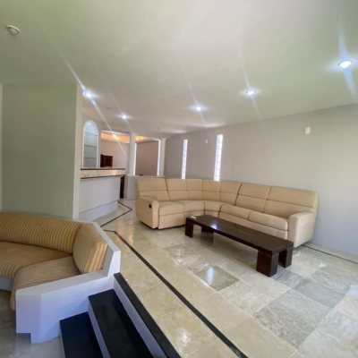 Casa Residencial com 304m², 4 quartos, 2 suítes, 2 garagens, no bairro João Paulo em Florianópolis