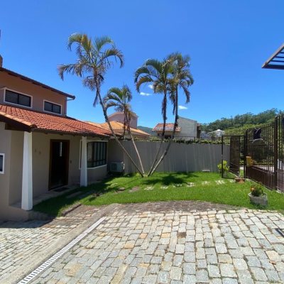 Casa Residencial com 304m², 4 quartos, 2 suítes, 2 garagens, no bairro João Paulo em Florianópolis