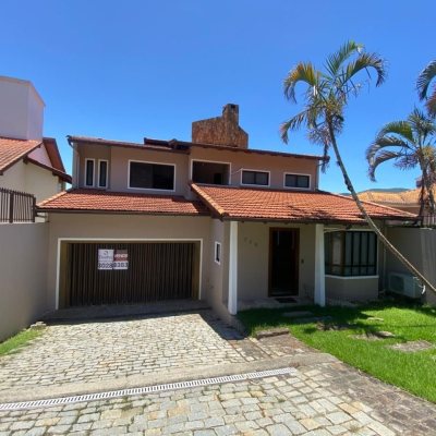 Casa Residencial com 304m², 4 quartos, 2 suítes, 2 garagens, no bairro João Paulo em Florianópolis