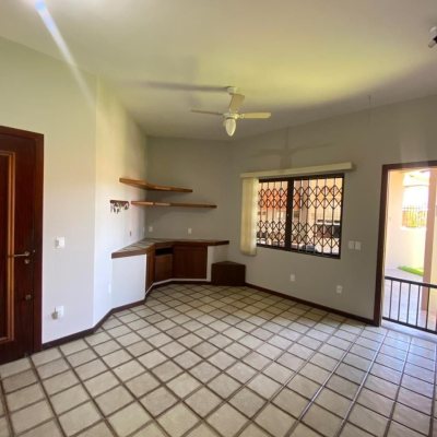 Casa Residencial com 304m², 4 quartos, 2 suítes, 2 garagens, no bairro João Paulo em Florianópolis