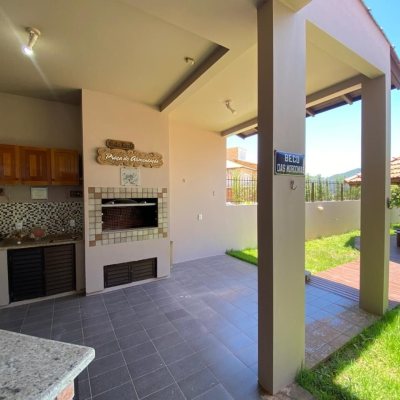 Casa Residencial com 304m², 4 quartos, 2 suítes, 2 garagens, no bairro João Paulo em Florianópolis