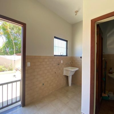 Casa Residencial com 304m², 4 quartos, 2 suítes, 2 garagens, no bairro João Paulo em Florianópolis