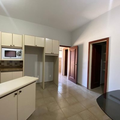 Casa Residencial com 304m², 4 quartos, 2 suítes, 2 garagens, no bairro João Paulo em Florianópolis