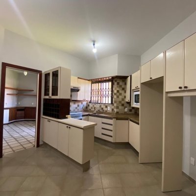 Casa Residencial com 304m², 4 quartos, 2 suítes, 2 garagens, no bairro João Paulo em Florianópolis