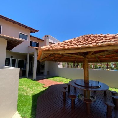 Casa Residencial com 304m², 4 quartos, 2 suítes, 2 garagens, no bairro João Paulo em Florianópolis