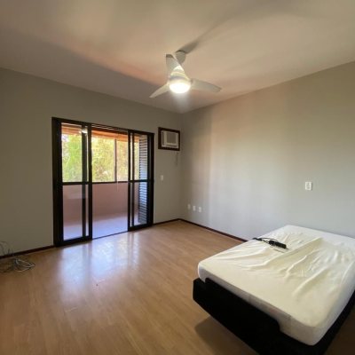 Casa Residencial com 304m², 4 quartos, 2 suítes, 2 garagens, no bairro João Paulo em Florianópolis