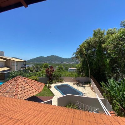 Casa Residencial com 304m², 4 quartos, 2 suítes, 2 garagens, no bairro João Paulo em Florianópolis