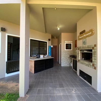 Casa Residencial com 304m², 4 quartos, 2 suítes, 2 garagens, no bairro João Paulo em Florianópolis