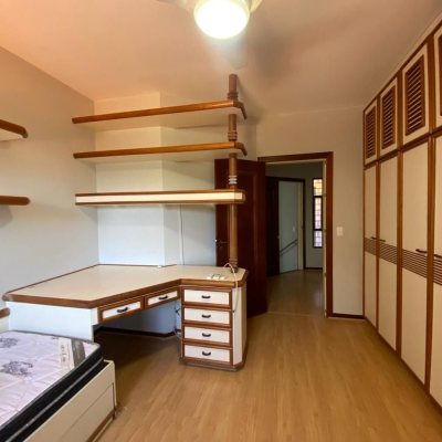 Casa Residencial com 304m², 4 quartos, 2 suítes, 2 garagens, no bairro João Paulo em Florianópolis