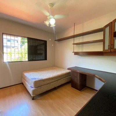 Casa Residencial com 304m², 4 quartos, 2 suítes, 2 garagens, no bairro João Paulo em Florianópolis
