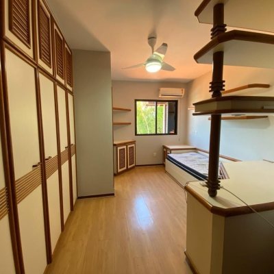 Casa Residencial com 304m², 4 quartos, 2 suítes, 2 garagens, no bairro João Paulo em Florianópolis