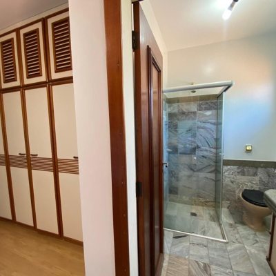 Casa Residencial com 304m², 4 quartos, 2 suítes, 2 garagens, no bairro João Paulo em Florianópolis