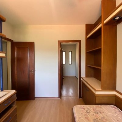 Casa Residencial com 304m², 4 quartos, 2 suítes, 2 garagens, no bairro João Paulo em Florianópolis