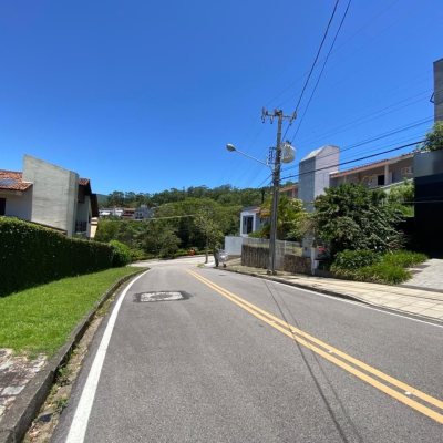 Casa Residencial com 304m², 4 quartos, 2 suítes, 2 garagens, no bairro João Paulo em Florianópolis