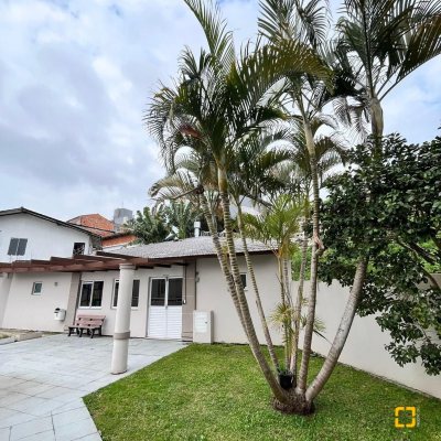 Apartamentos com 62m², 2 quartos, 1 suíte, 2 garagens, no bairro Capoeiras em Florianópolis