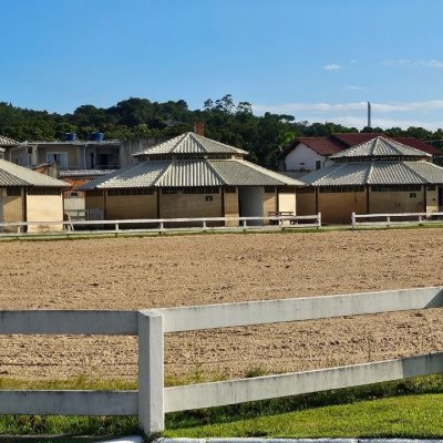 Casa em Condomínio com 346m², 3 quartos, 3 suítes, 2 garagens, no bairro Vargem Pequena em Florianópolis