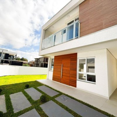 Sobrado Residencial com 138m², 3 quartos, 3 suítes, 2 garagens, no bairro Ingleses do Rio Vermelho em Florianópolis