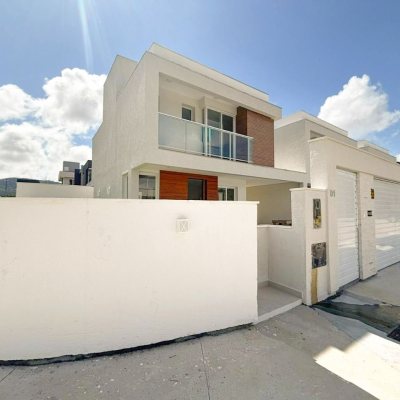 Sobrado Residencial com 138m², 3 quartos, 3 suítes, 2 garagens, no bairro Ingleses do Rio Vermelho em Florianópolis