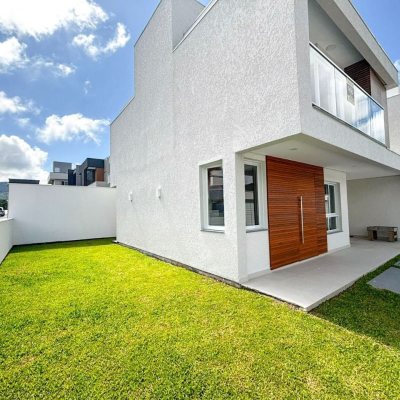 Sobrado Residencial com 138m², 3 quartos, 3 suítes, 2 garagens, no bairro Ingleses do Rio Vermelho em Florianópolis