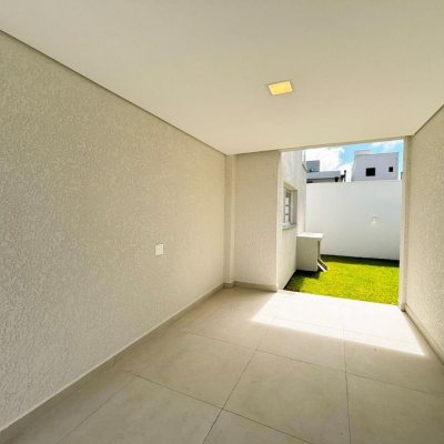 Sobrado Residencial com 138m², 3 quartos, 3 suítes, 2 garagens, no bairro Ingleses do Rio Vermelho em Florianópolis