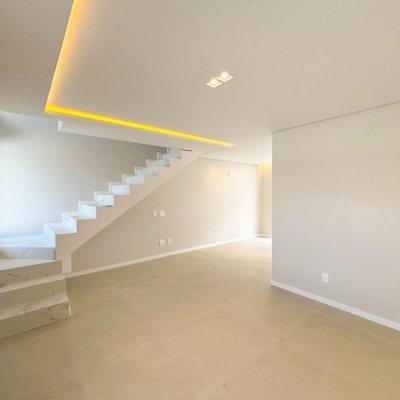 Sobrado Residencial com 138m², 3 quartos, 3 suítes, 2 garagens, no bairro Ingleses do Rio Vermelho em Florianópolis