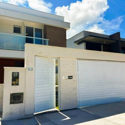 Sobrado Residencial com 138m², 3 quartos, 3 suítes, 2 garagens, no bairro Ingleses do Rio Vermelho em Florianópolis