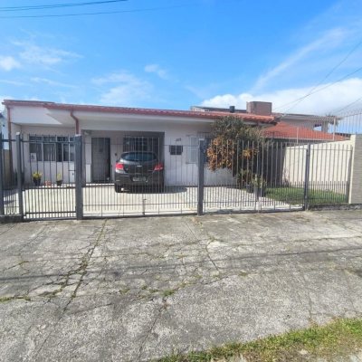 Casa Residencial com 153m², 3 quartos, 1 suíte, no bairro Itacorubi em Florianópolis