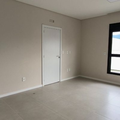 Casa em Condomínio com 150m², 3 quartos, 1 suíte, 2 garagens, no bairro Beira Rio em Biguaçu