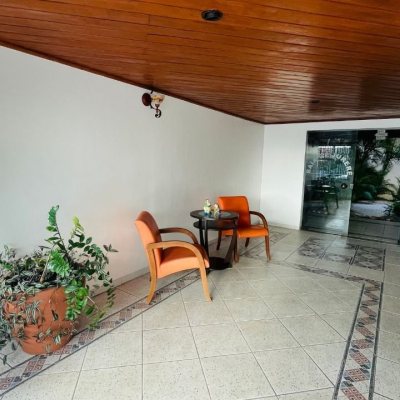 Cobertura com 108m², 3 quartos, 1 suíte, 2 garagens, no bairro Jurerê em Florianópolis