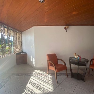 Cobertura com 108m², 3 quartos, 1 suíte, 2 garagens, no bairro Jurerê em Florianópolis