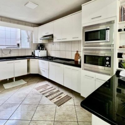 Casa Residencial com 258m², 6 quartos, 2 suítes, 2 garagens, no bairro Barreiros em São José