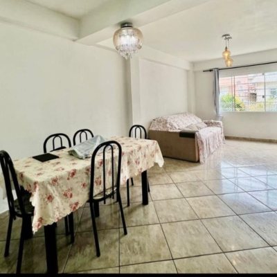 Casa Residencial com 258m², 6 quartos, 2 suítes, 2 garagens, no bairro Barreiros em São José