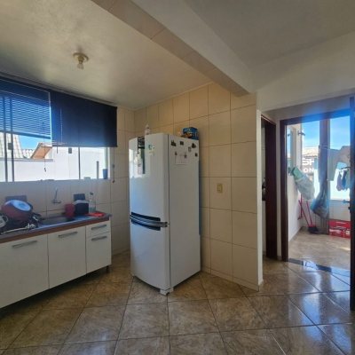 Casa Residencial com 258m², 6 quartos, 2 suítes, 2 garagens, no bairro Barreiros em São José