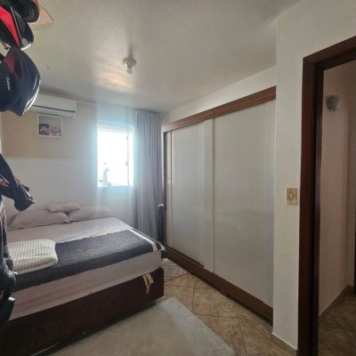 Casa Residencial com 258m², 6 quartos, 2 suítes, 2 garagens, no bairro Barreiros em São José