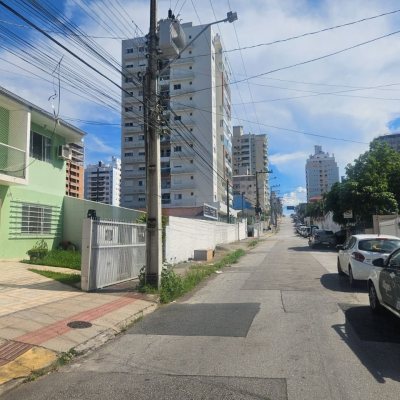 Casa Residencial com 258m², 6 quartos, 2 suítes, 2 garagens, no bairro Barreiros em São José