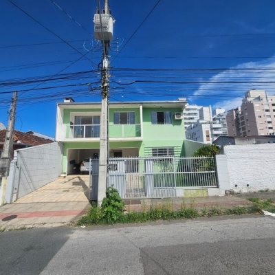 Casa Residencial com 258m², 6 quartos, 2 suítes, 2 garagens, no bairro Barreiros em São José