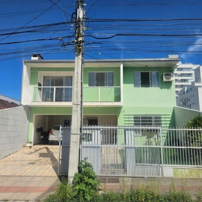 Casa Residencial com 258m², 6 quartos, 2 suítes, 2 garagens, no bairro Barreiros em São José