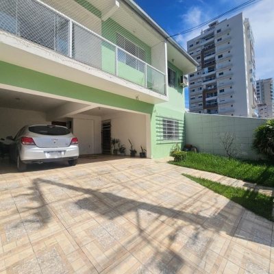 Casa Residencial com 258m², 6 quartos, 2 suítes, 2 garagens, no bairro Barreiros em São José
