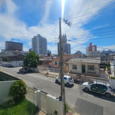 Casa Residencial com 258m², 6 quartos, 2 suítes, 2 garagens, no bairro Barreiros em São José