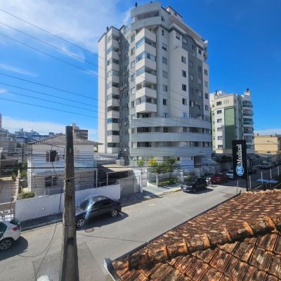 Casa Residencial com 258m², 6 quartos, 2 suítes, 2 garagens, no bairro Barreiros em São José