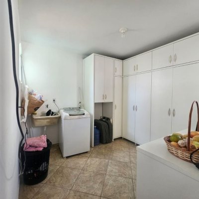 Casa Residencial com 258m², 6 quartos, 2 suítes, 2 garagens, no bairro Barreiros em São José