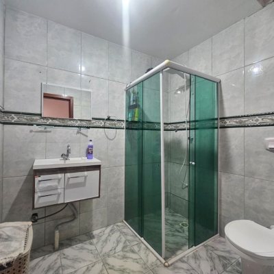 Casa Residencial com 258m², 6 quartos, 2 suítes, 2 garagens, no bairro Barreiros em São José